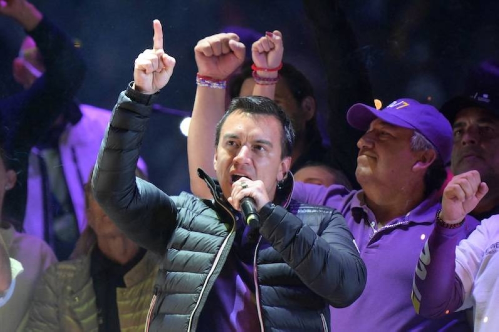 El presidente y candidato presidencial de Ecuador, Daniel Noboa, hace un gesto mientras habla con sus partidarios durante su mitin de cierre de campaña en la Plaza de Toros de Quito el 6 de febrero de 2025. / AFP,image_description: