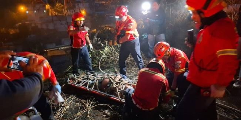 Bomberos municipales guatemaltecos participan en el rescate de las víctimas del accidente ocurrido en el puente Belice, en la zona 6 de la capital guatemalteca./Foto Bomberos Municipales,image_description: