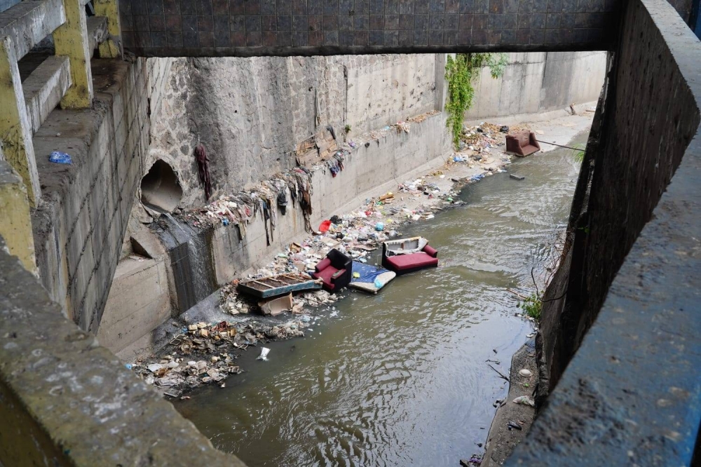 Basura en el arenal de Montserrat, en San Salvador. Cortesía de Prensa de alcaldía de San Salvador Centro. ,image_description: