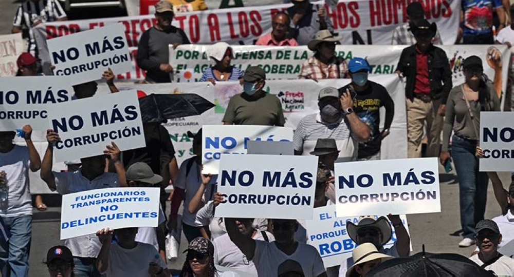 Salvadoreños exigiendo transparencia en la marcha opositora del 15 de septiembre de 2023. / Marvin Recinos AFP.,image_description: