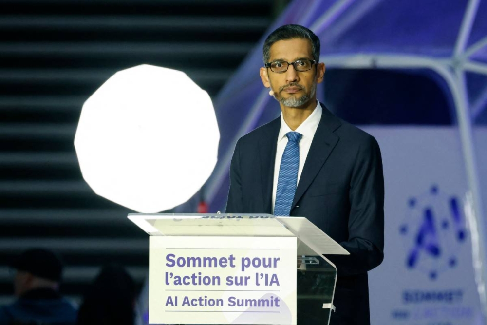 El director ejecutivo de Google, Sundar Pichai, pronuncia un discurso durante la Cumbre de Acción sobre Inteligencia Artificial IA, en el Grand Palais de París, el 10 de febrero de 2025/ Foto de Ludovic Marín AFP.,image_description: