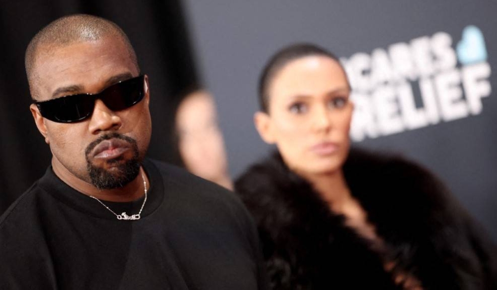 Kanye West también dio de qué hablar en los recientes Grammy, cuando apareció con su esposa casi desnuda en la alfombra roja, Los Ángeles. Photo by Matt Winkelmeyer / GETTY IMAGES NORTH AMERICA / Getty Images via AFP,image_description: