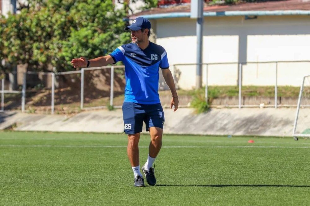 Juan Carlos Serrano, técnico de la sub17/ Foto tomada de la cuenta de la Selecta en X.,image_description: