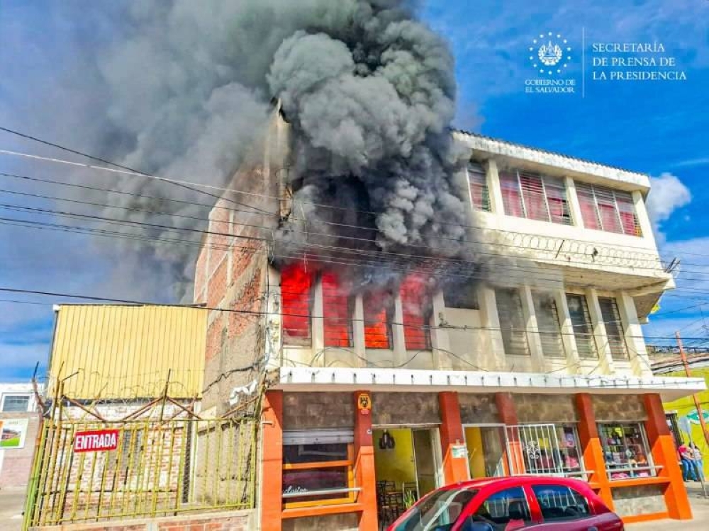 Un incendio fue sofocado en el centro de la ciudad de Santa Ana este lunes. ,image_description: