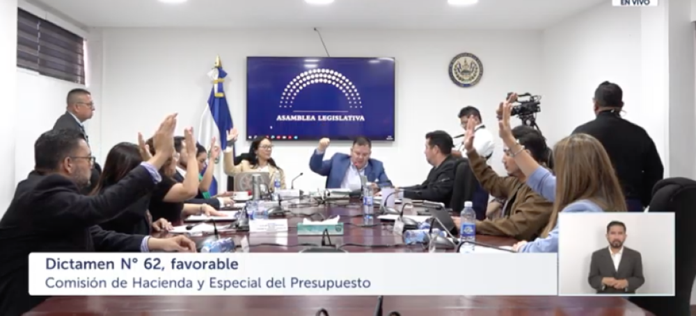 La Comisión de Hacienda aprueba de manera unánime el dictamen 62, sobre la garantía soberana estatal al préstamo del BID a Bandesal por 60 millones. / Imagen de video.,image_description: