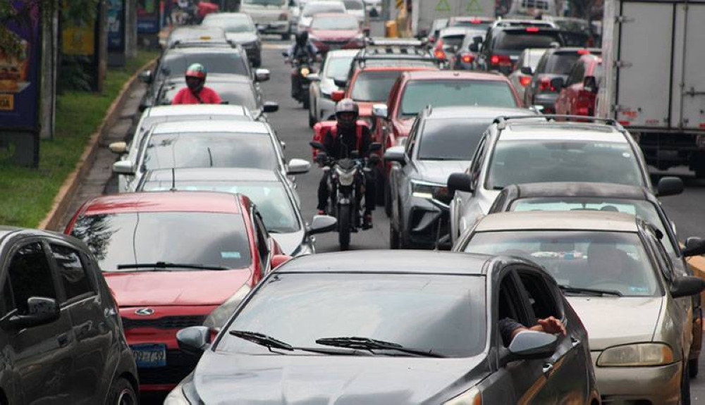 El parque vehicular supera los 1.8 millones de vehículos carros y motocicletas. /DEM,image_description: