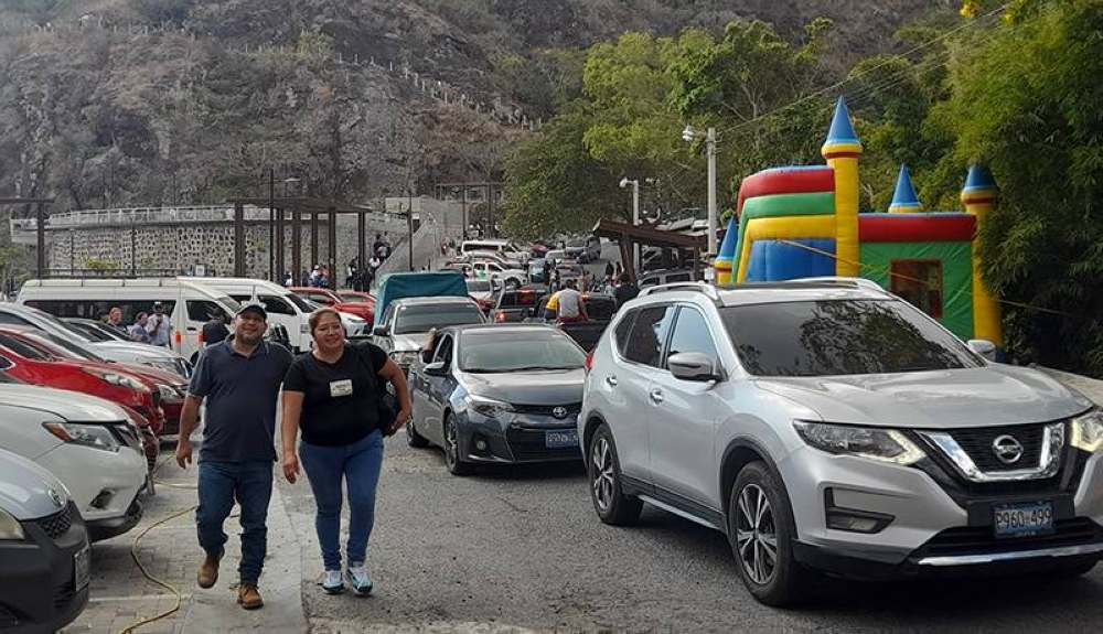 Muchos salvadoreños optan por visitar lugares turísticos dentro de su país. Funcionarios y empleados públicos deben usar sus vehículos propios. / Dania Quehl.